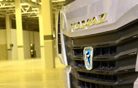 Фото логотипа (эмблемы, знака, фирменной надписи) грузовых автомобилей марки KAMAZ «КАМАЗ»